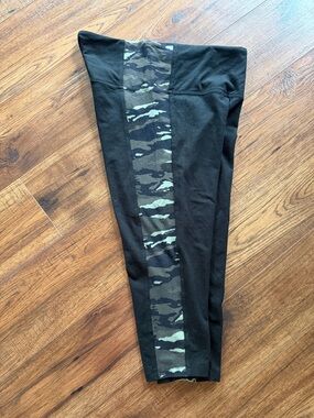 Victoria's Secret Black Leggings with Green Camo Stripe Capri/crop